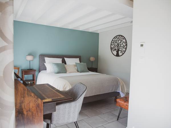 La chambre Tilleul, avec sa vue sur le parc, est l'endroit idéal pour se détendre et profiter du calme de la nature..