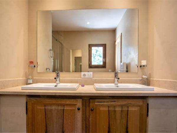 Salle de bain spacieuse 