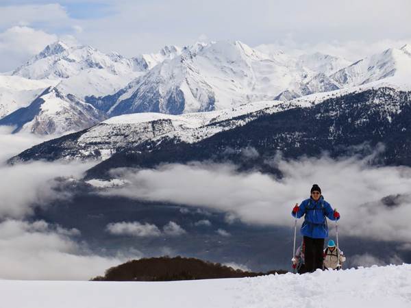 Arrivée sur les crêtes enneigées en Val d'Azun