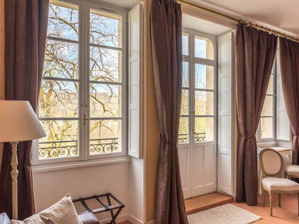Chambre Jonquille château avec balcon et bureau