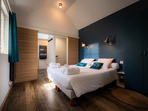 Chambre petite longère: le lit queen size