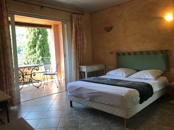 La pièce principal avec le lit 2 personnes