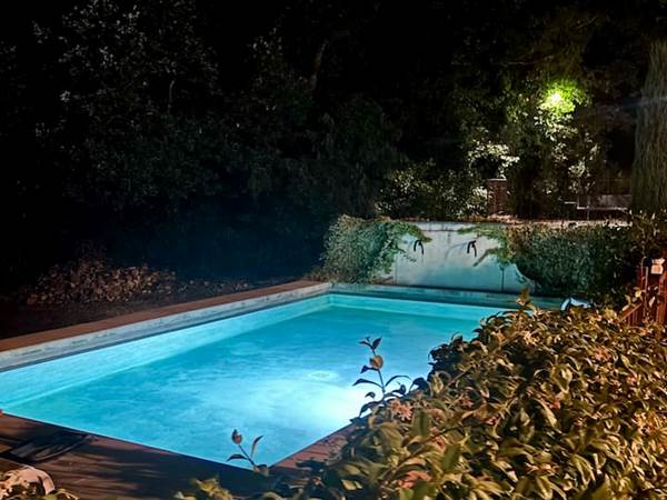 Piscine éclairée la nuit