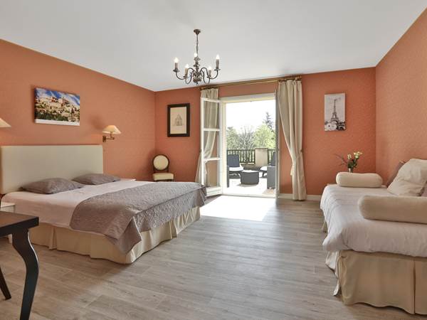 Chambre Gentilhommière 27 RdC avec balcon ou terrasse vue parc et piscine