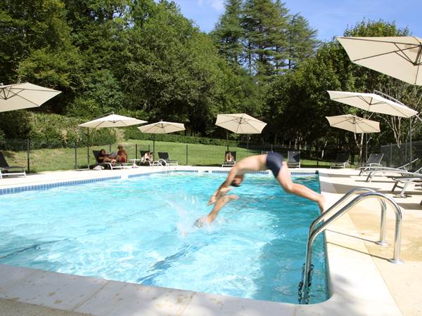 Piscine au printemps au Château de Puy Robert Lascaux - venez plonger
