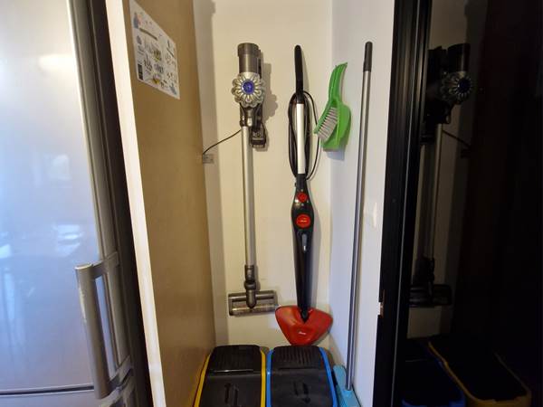 Espace technique intégré; placard discret et fonctionnel pour le ménage.