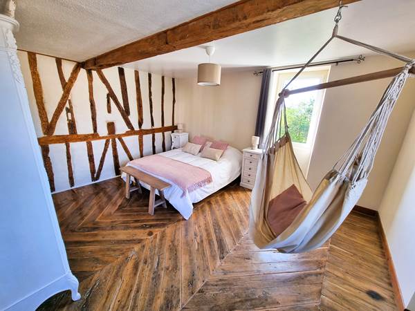 cottage-chambre-fauteuil-suspendu-vue-jardin-location-lauragaise.jpg