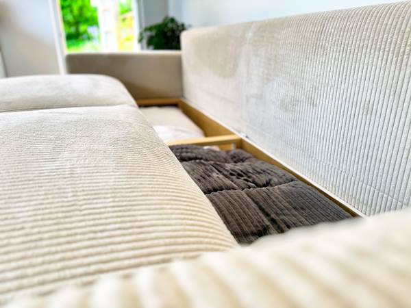 studio-le-lodge-detail-canape-rangement-linge.jpg