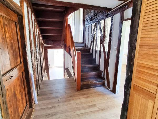 escalier-bois-et-colombages-cottage-location-lauragaise.jpg