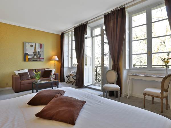 Chambre Jonquille château 7 avec balcon de 2 à 4 personnes en canapé-lit