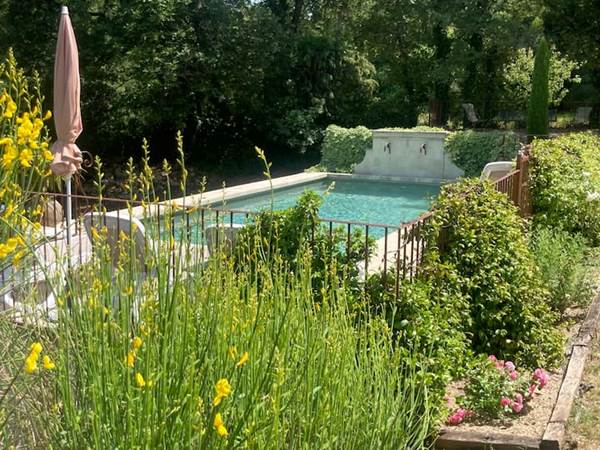 Grande piscine extérieur 