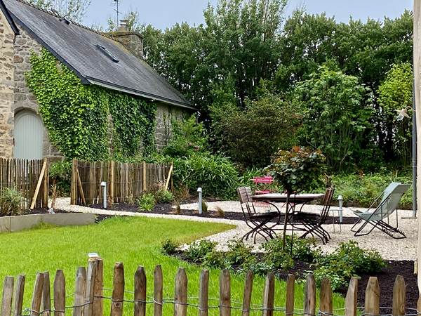 Le Jardin de l'Ecurie un penty restauré et posé dans un environnement verdoyant et fleuri