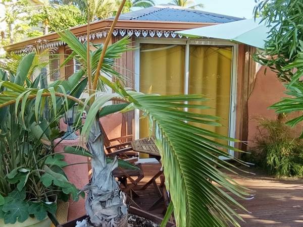 terrasse-ombragee-ti-caze-dodo-etang-sale-location-saisonniere-cazadodo
