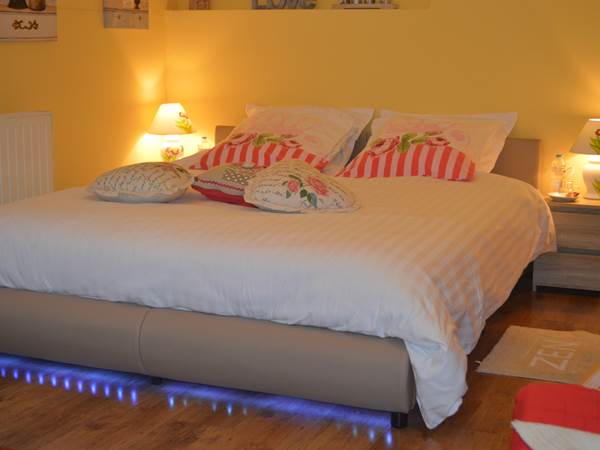 Chambre Rose Garden et son lit queen size avec led.