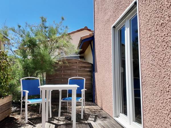 terrasse privative et salon de jardin