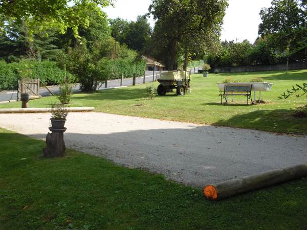 terrain de pétanque à l'intérieur du site