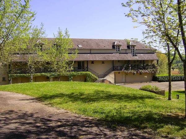 Gentilhommière avec différents gîtes appartements - entrée façade ouest