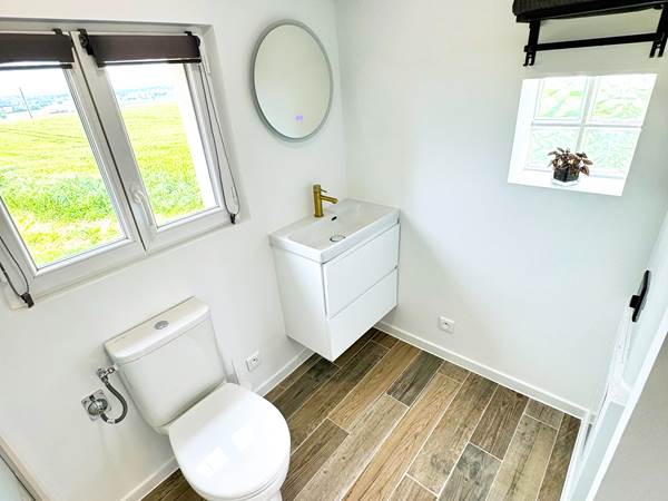 studio-le-lodge-salle-bain-lumineuse-vue-campagne.jpg