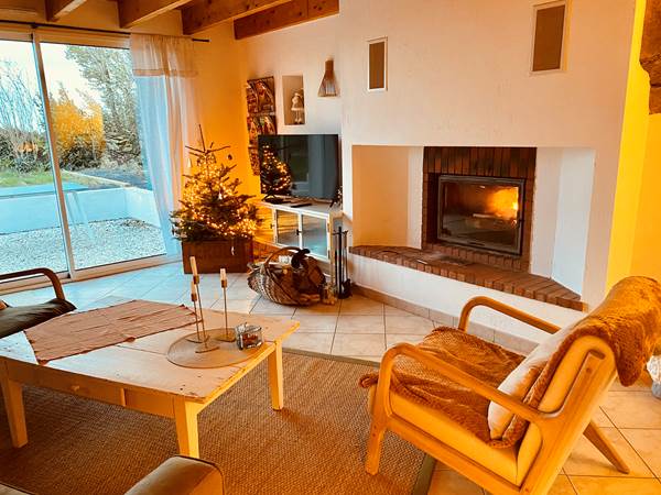 Un salon chaleureux où l’hiver se savoure au coin du feu