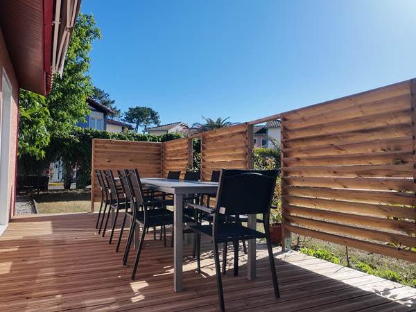 Terrasse privative et salon de jardin