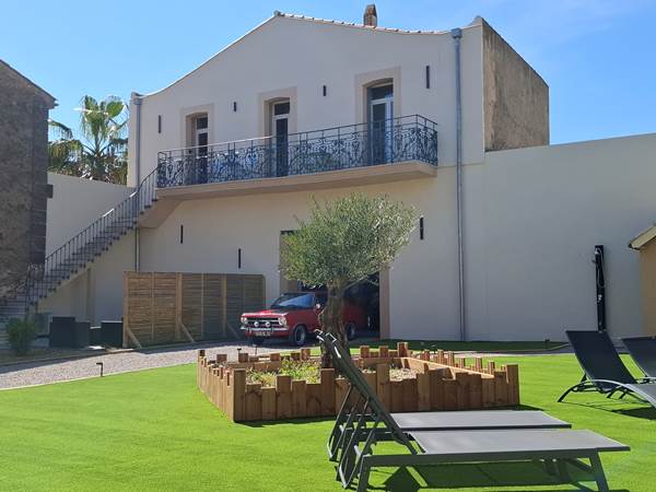 Jardin aménagé du gîte Le Ramonetage à Montblanc, proche de Béziers.