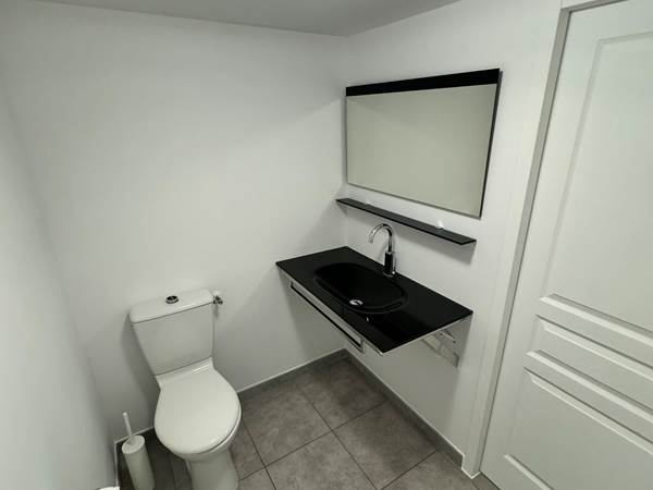 toilettes-accessibles-salle-confluence-angle.jpg