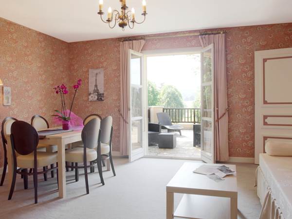 Gîte Junior Suite avec terrasse séjour salon gîte 29 30