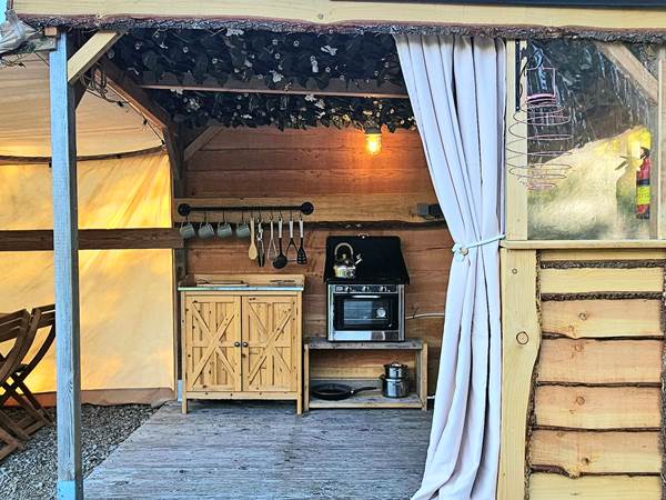 Le Ranch - Lotus belle tipi kitchen