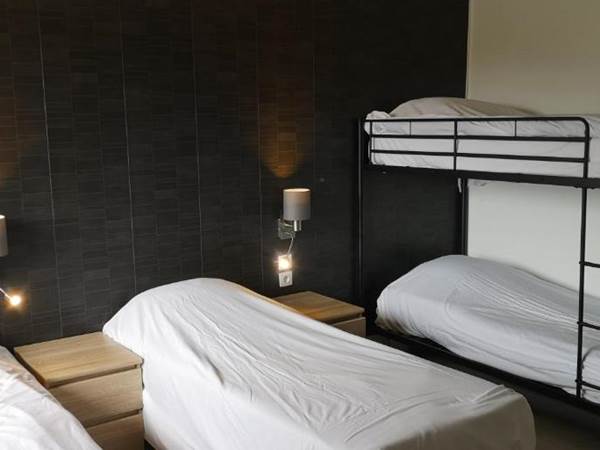 HÔTEL-RESTAURANT-LE-CHEVAL-BLANC-Chambre-quadruple-lit-superposé