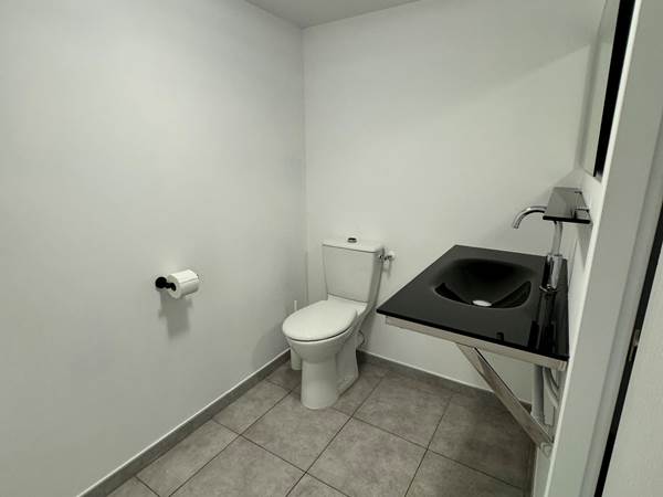 toilettes-pmr-salle-confluence-accessible.jpg