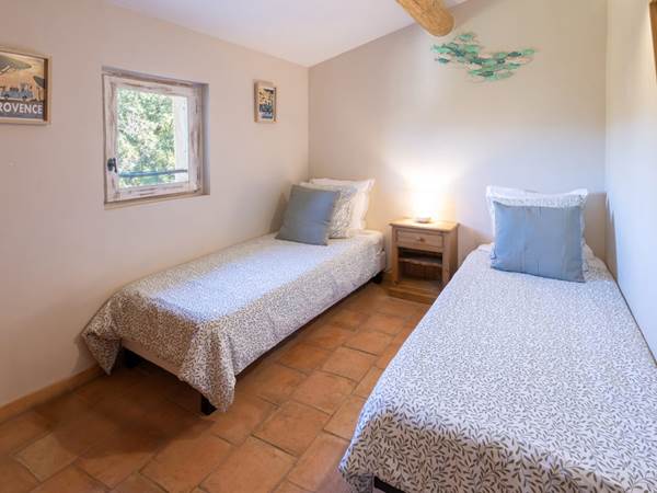 Chambre spacieuse avec deux lit simple 