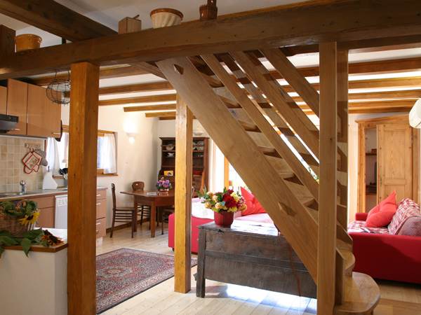 Vue d'ensemble avec escalier meunier pour les chambres