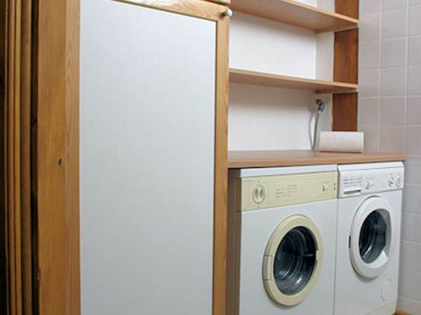 Lave linge et sechoir dans la salle de bain