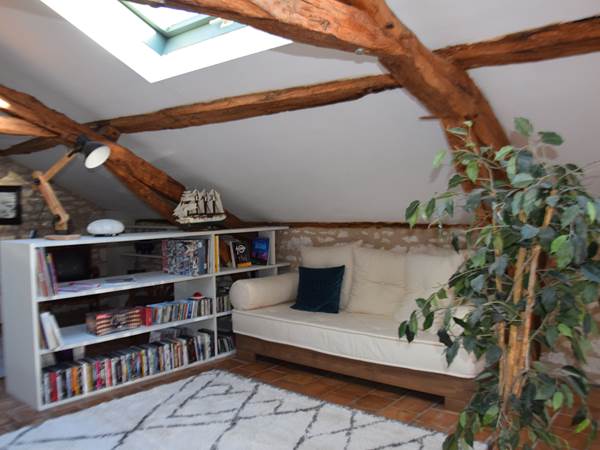 Espace détente maison d'hôtes bibliothèque