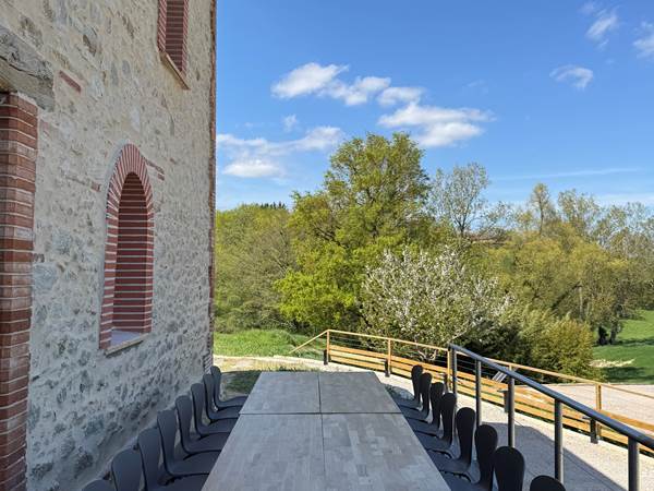 terrasse-salle-confluence-table-groupe.jpg
