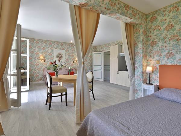 Gîte Tradition 33 au 1er étage avec balcon de 2 à 4 personnes vue parc depuis balcon