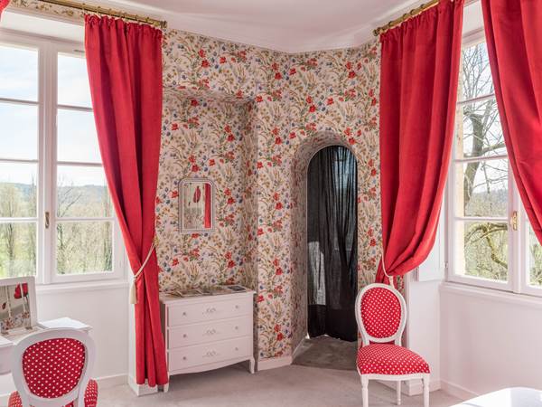 Chambre Coquelicots vue sur prairie environnante du château