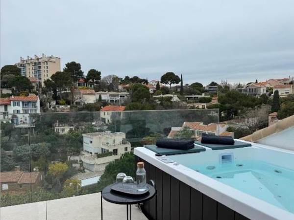 hambre-jacuzzi-privatif-marseille-vue-mer