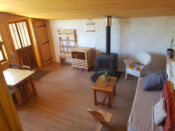 le séjour vu de la chambre