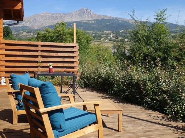 Terrasse avec vue sur les montagnes