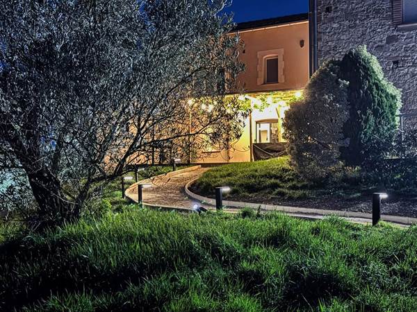 chemin-eclaire-terrasse-gite-le-cottage-location-lauragaise.jpeg