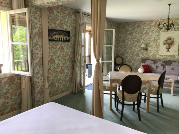 Gîte 33 cuisine séjour chambre avec balcon filant dans la Gentilhommière