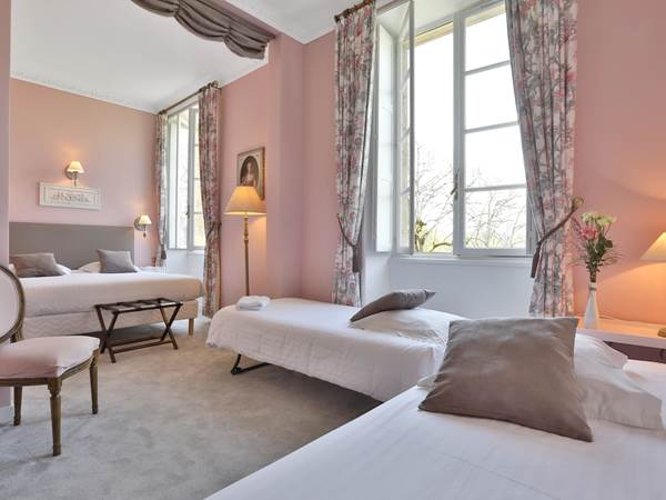 Chambre Rose château de 2 à 4 couchages avec vue sur le parc