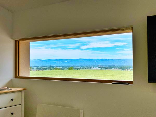 studio-le-lodge-vue-campagne-fenetre-panoramique.jpg