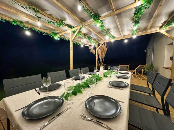 table-diner-soir-cottage-terrasse-location-lauragaise.jpg