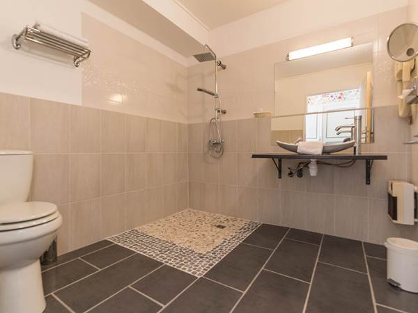 Chambre quadruple Gentilhommière Coquelicot  Junior suite 26 -Salle de douche - PMR
