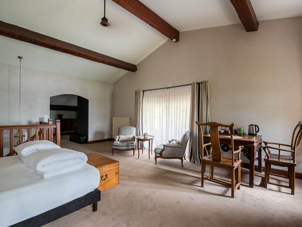 Chambre lit double, rez de chaussée, chambre luxe, chambre familiale, salle de bain privative, vue jardin et rivière, vignoble, chambres d'hôtes