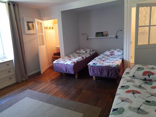 Chambre avec 3 lits simples