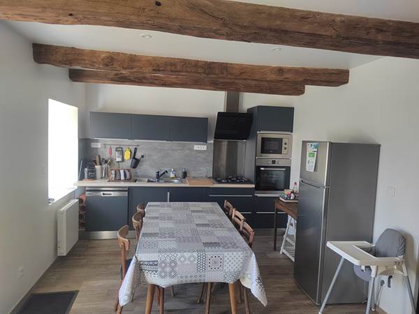 Cuisine équipée ouverte sur la pièce à vivre-galerie