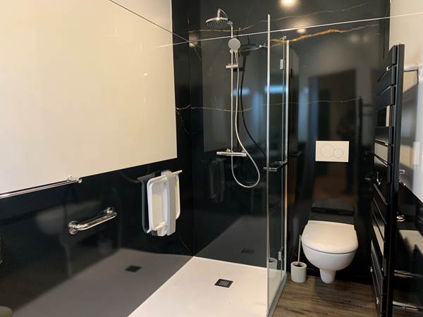 Salle de bain PMR